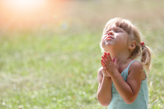 little girl praying